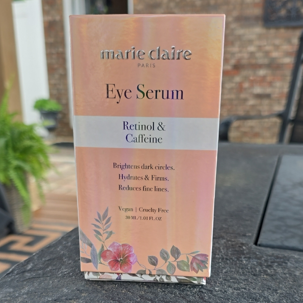 Cream Eye Cream with Botanical Elements